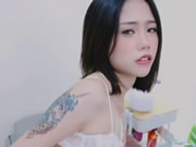 Asyalı kızın ayaklarına basılması